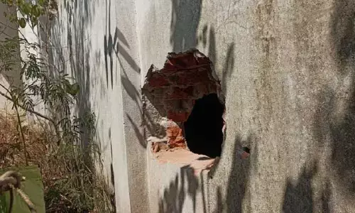గోడకు కన్నం వేసి బ్యాంక్ లో చొరబడ్డ దొంగలు..