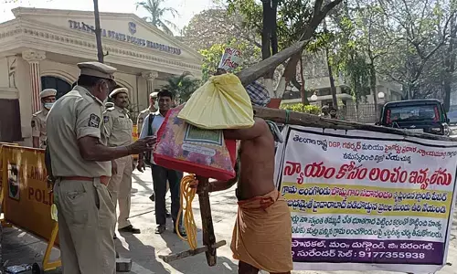 HYD: భుజాన నాగలి, చేతిలో ఉరితాడుతో రైతు నిరసన
