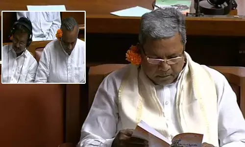 చెవిలో పువ్వుతో అసెంబ్లీకి వచ్చిన మాజీ సీఎం!
