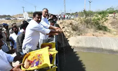 కేసీఆర్ చదువుకున్న పాఠశాల పక్క నుంచి గోదావరి నీళ్లు మళ్లీస్తుంటే సంతోషంగా ఉంది