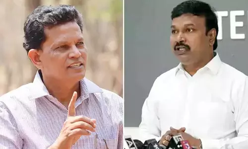 డీహెచ్ శ్రీనివాస్ జాబ్‌కు రిజైన్ చేసి బీఆర్ఎస్‌లో చేరితే బెటర్