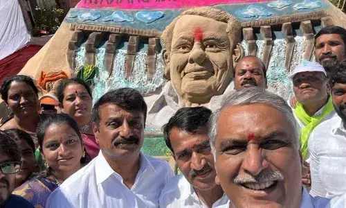 రాజకీయాల కోసం కాదు ప్రజల కోసం పనిచేసే సీఎం.. కేసీఆర్ : మంత్రి హరీశ్ రావు