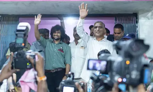 సీఎం KCR క్రికెట్ ట్రోఫీని లాంచ్ చేసిన హీరో నాని..