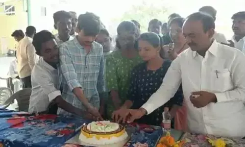 Breaking News..... పుట్టిన రోజు వేడుకల్లో పాల్గొన్న ఈటల