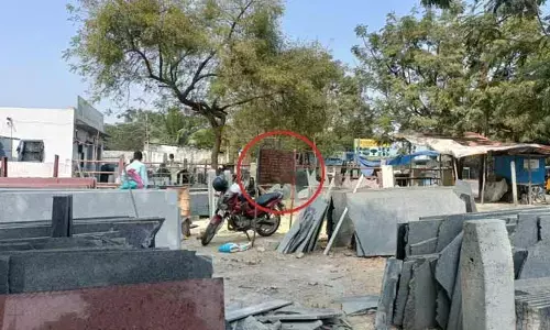 ఇది ప్రభుత్వ స్థలమంటూ బోర్డ్ పెట్టినా లెక్క చేయట్లే... అక్కడనే బిజినెస్ చేస్తున్న వైనం