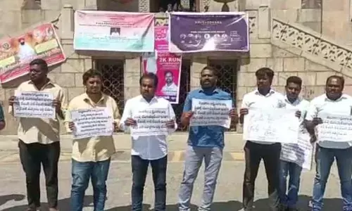 కేసీఆర్ పుట్టిన రోజున ఓయూలో నల్ల బెలూన్లు, ప్లకార్డులతో నిరసన