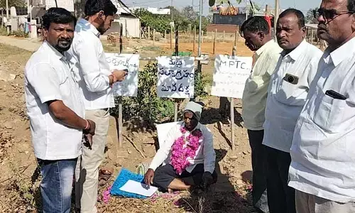 ఇంటి స్థలం కోసం మౌనదీక్ష