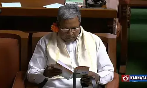 అసెంబ్లీలో చెవిలో పువ్వుతో మాజీ సీఎం..