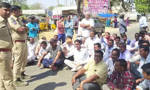 సాగునీటి కోసం రోడ్డెక్కిన రైతులు..