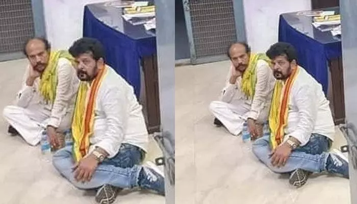 పోలీస్ స్టేషన్లో నేలపై కూర్చున్న మాజీమంత్రి.. ఫొటో వైరల్ పోలీస్ స్టేషన్లో నేలపై కూర్చున్న మాజీమంత్రి.. ఫొటో వైరల్