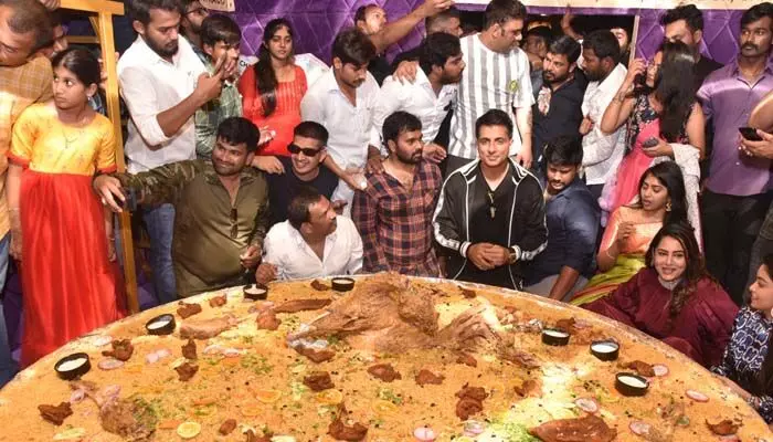 బిగ్గెస్ట్ ప్లేట్ బిర్యానీని ప్రారంభించిన నటుడు సోనూసూద్.. బిగ్గెస్ట్ ప్లేట్ బిర్యానీని ప్రారంభించిన నటుడు సోనూసూద్..