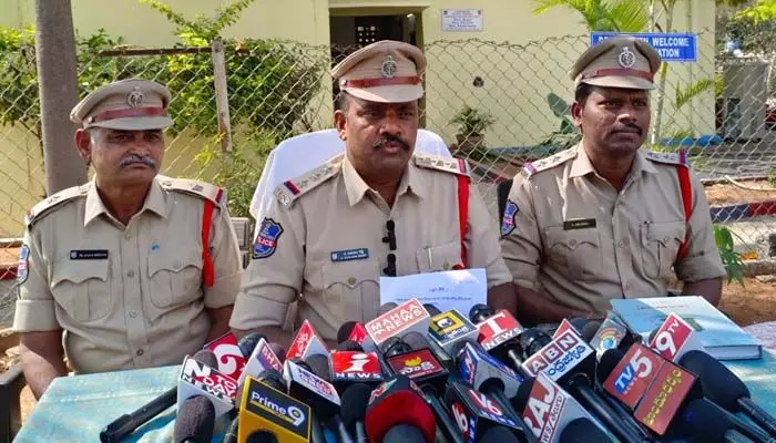 పేకాట రాయుళ్ల అరెస్ట్..నగదు, కార్లు, బైకులు స్వాధీనం.. పేకాట రాయుళ్ల అరెస్ట్..నగదు, కార్లు, బైకులు స్వాధీనం..