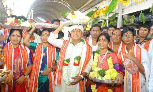 వేములవాడ రాజన్నకు పట్టు వస్త్రాలు సమర్పించిన ఇంద్రకరణ్ రెడ్డి