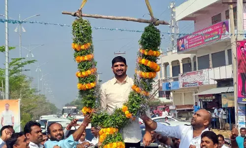 కౌశిక్‌రెడ్డికి గజమాలతో స్వాగతం