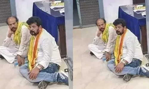 పోలీస్ స్టేషన్‌లో నేలపై కూర్చున్న మాజీమంత్రి.. ఫొటో వైరల్