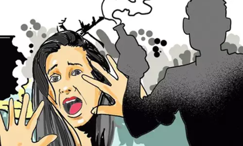 ప్రేమను నిరాకరించిందని మైనర్‌పై యాసిడ్ దాడి..