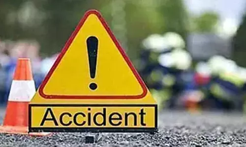 Eluru: బైకులను ఢీకొట్టిన ఆర్టీసీ బస్సు..ముగ్గురు స్పాట్ డెడ్