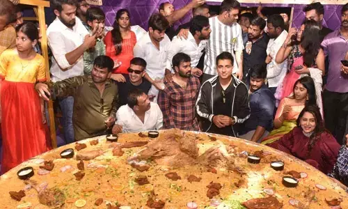 బిగ్గెస్ట్‌ ప్లేట్‌ బిర్యానీని ప్రారంభించిన నటుడు సోనూసూద్‌..
