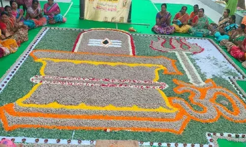 చిట్టి శివలింగాలతో అద్భుతం..