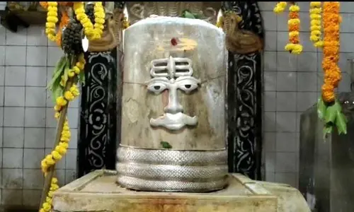 Shivaratri: పెరుగుతున్న స్పటిక లింగం ... ప్రత్యేక పూజలు