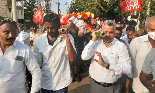 APSRTC యూనియన్ నేత మృతి.. పాడె మోసిన ఎండీ ద్వారకా తిరుమల రావు