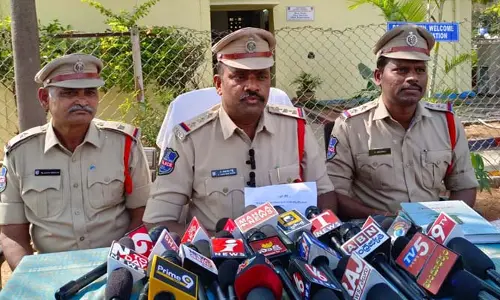 పేకాట రాయుళ్ల అరెస్ట్..నగదు, కార్లు, బైకులు స్వాధీనం..