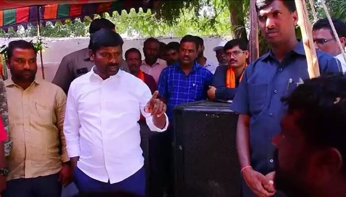 ఇంకా ముప్పై ఏళ్లు అధికారం నాదే..! నీవు ఏడికిపోయినా నిన్నొదలా..!! (Video) ఇంకా ముప్పై ఏళ్లు అధికారం నాదే..! నీవు ఏడికిపోయినా నిన్నొదలా..!! (Video)
