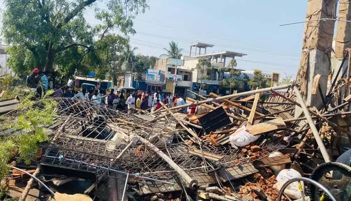 నేలకూలిన లక్ష్మీనర్సింహుడి కమాన్..పలువురికి గాయాలు నేలకూలిన లక్ష్మీనర్సింహుడి కమాన్..పలువురికి గాయాలు