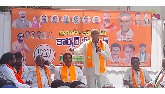 అవినీతి ప్రభుత్వానికి ప్రజలే బుద్ధి చెప్పాలి అవినీతి ప్రభుత్వానికి ప్రజలే బుద్ధి చెప్పాలి
