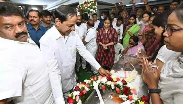 ఎమ్మెల్యే సాయన్న పార్థీవదేహానికి సీఎం కేసీఆర్ నివాళులు.. ఎమ్మెల్యే సాయన్న పార్థీవదేహానికి సీఎం కేసీఆర్ నివాళులు..