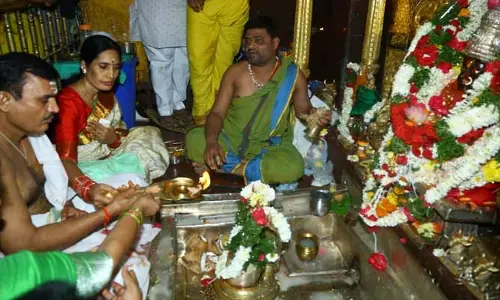 కేతకిలో కలెక్టర్ దంపతుల పూజలు...