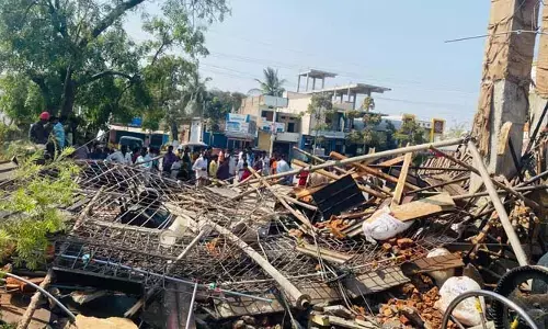 నేలకూలిన లక్ష్మీనర్సింహుడి కమాన్..పలువురికి గాయాలు