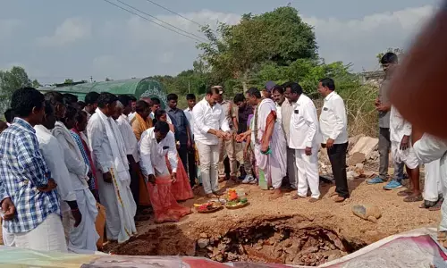 కలెక్టర్ గారూ.. ఓ కన్నేయండి..