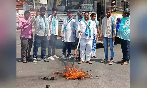 వైఎస్ షర్మిల అక్రమ అరెస్టును నిరసిస్తూ బీఆర్ఎస్ ప్రభుత్వ దిష్టిబొమ్మ దహనం..