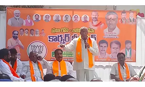 అవినీతి ప్రభుత్వానికి ప్రజలే బుద్ధి చెప్పాలి