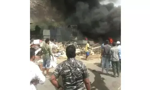 పాత ఇనుప దుకాణంలో అగ్ని ప్రమాదం