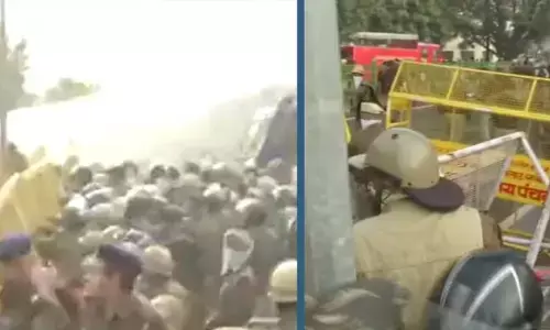 ప్రభుత్వ ఉద్యోగులపై టియర్ గ్యాస్ ఫైర్..
