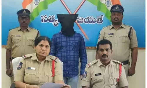 పింఛన్ ఇప్పిస్తానని మోసం.. యువకుడి అరెస్ట్