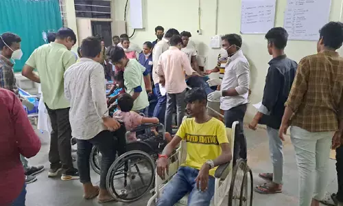 హాస్టల్ గోడ కూలి పది మంది విద్యార్థులకు తీవ్ర గాయాలు