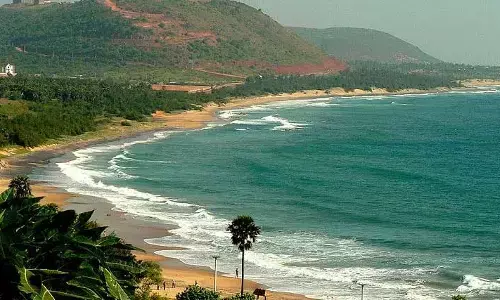 Visakha తీరంలో ఇద్దరు గల్లంతు..  గాలింపు
