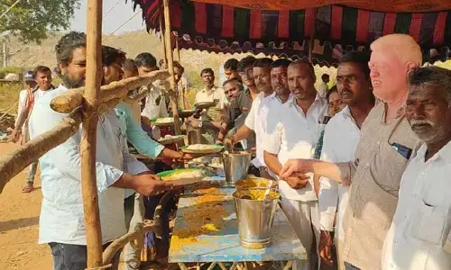 మల్లప్ప గుట్ట పైకి పోటెత్తిన జనం..