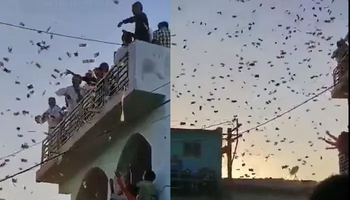 పెళ్లి ఊరేగింపులో నోట్ల వర్షం.. ఎగబడిన జనాలు(వీడియో) పెళ్లి ఊరేగింపులో నోట్ల వర్షం.. ఎగబడిన జనాలు(వీడియో)