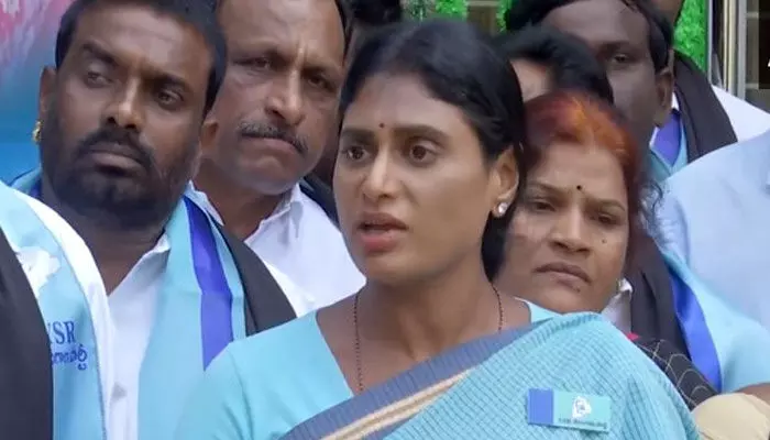 పాదయాత్రను అడ్డుకున్న పోలీసులు.. YS షర్మిల కీలక నిర్ణయం పాదయాత్రను అడ్డుకున్న పోలీసులు.. YS షర్మిల కీలక నిర్ణయం