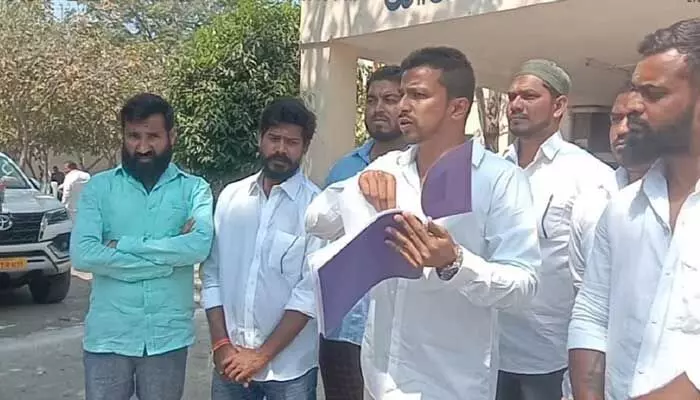 తూ తూ మంత్రంగా బడ్జెట్ సమావేశం..బడ్జెట్ ప్రతులను చింపిన కార్పొరేటర్.. తూ తూ మంత్రంగా బడ్జెట్ సమావేశం..బడ్జెట్ ప్రతులను చింపిన కార్పొరేటర్..
