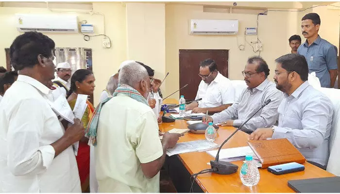 ప్రజావాణి సమస్యలపై సత్వరమే స్పందించాలి: కలెక్టర్ వెంకట్రావ్ ప్రజావాణి సమస్యలపై సత్వరమే స్పందించాలి: కలెక్టర్ వెంకట్రావ్