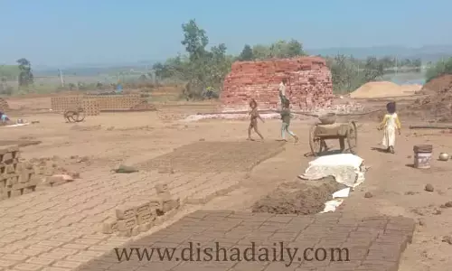 ఇటుక బట్టీలో బాల్యం.. పట్టించుకోని అధికారులు
