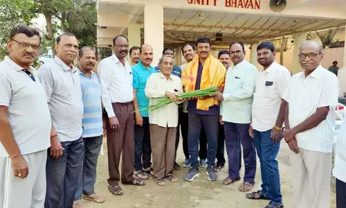 HYD: కార్పొరేటర్‌కు వినూత్న బహుమతి