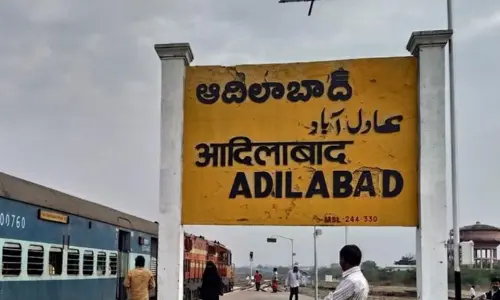 ఆదిలాబాద్.. ఉట్నూర్ ఐటీడీఏ ఆఫీస్ ముందు ఉద్రిక్తత