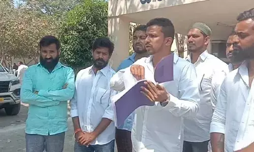 తూ తూ మంత్రంగా బడ్జెట్ సమావేశం..బడ్జెట్ ప్రతులను చింపిన కార్పొరేటర్..