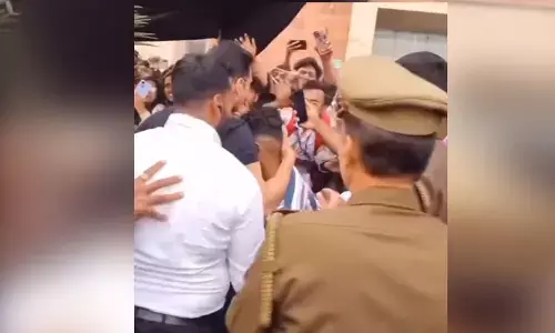 అక్షయ్ కోసం బారికేడ్ దూకిన అభిమాని: వీడియో వైరల్